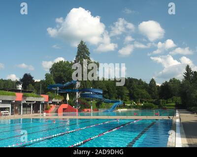 Piscine municipale avec toboggan Banque D'Images