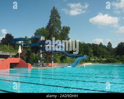 Piscine extérieure avec toboggan aquatique municipal Banque D'Images