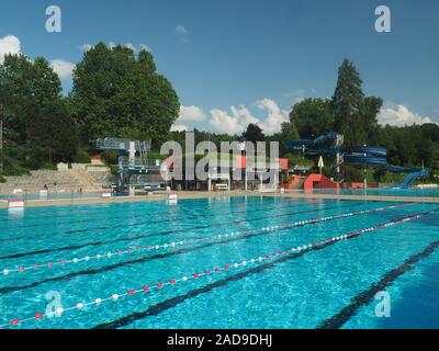 Piscine extérieure avec toboggan aquatique municipal Banque D'Images