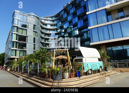 Par le club de la Coppa Tower Bridge à Londres. Banque D'Images