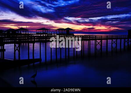 Coucher de soleil sur la baie de Mobile avec bateaux à Point Clear Alabama près de Fairhope Alabama, Etats-Unis. Banque D'Images