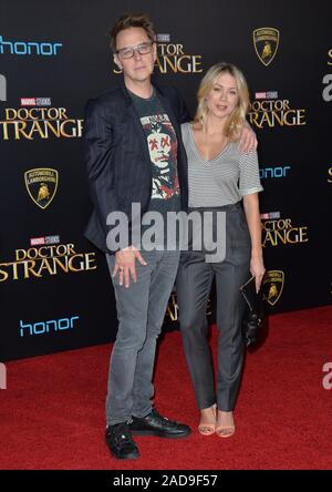 LOS ANGELES, CA. 20 octobre 2016 : James Gunn & Guest lors de la première mondiale de Marvel Studios en « Docteur Strange' au El Capitan Theatre, à Hollywood. © 2016 Paul Smith / Featureflash Banque D'Images