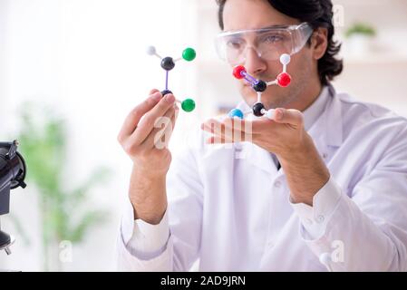 Jeune homme dans le laboratoire scientifique Banque D'Images