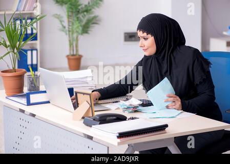 Aide-comptable employée en hijab travaillant au bureau Banque D'Images