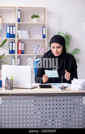 Aide-comptable employée en hijab travaillant au bureau Banque D'Images