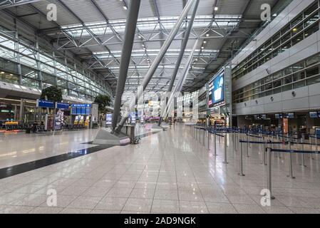 Hall de départ, l'Aéroport International de Düsseldorf, Rhénanie du Nord-Westphalie, Allemagne, Europe Banque D'Images