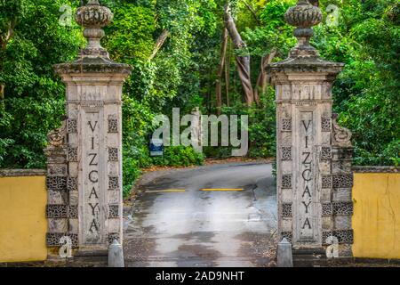 Une route d'entrée passe à la Villa Vizcaya à Miami, Floride Banque D'Images