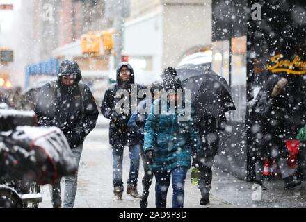 Beijing, USA. 2 Décembre, 2019. Les piétons marchent dans la rue à New York, États-Unis, 2 décembre 2019. Les fortes pluies et la neige a frappé la ville le lundi. Credit : Wang Ying/Xinhua/Alamy Live News Banque D'Images