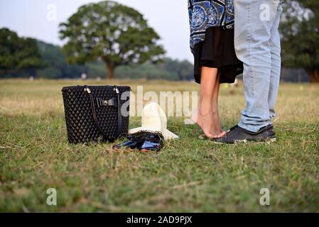 Couple heureux faites une promenade romantique dans le champ d'herbe verte Banque D'Images