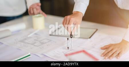 Close-up view of young architecte professionnel travaillant sur les plans de construction en chambre bureau moderne Banque D'Images