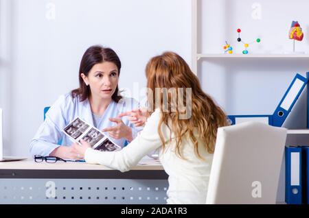 Jeune femme enceinte visiter médecin gynécologue expérimenté Banque D'Images