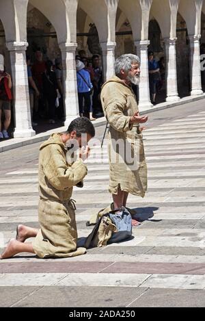 Deux frères la mendicité, la Basilique de San Francesco, Assisi, Italy, Europe Banque D'Images