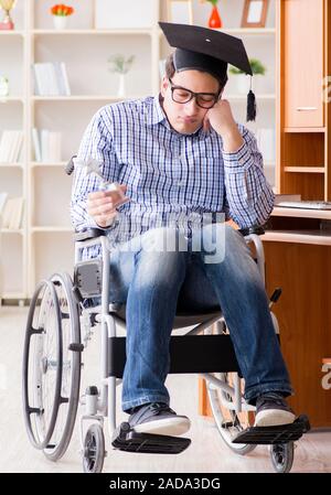 Mobilité student studying at home sur fauteuil roulant Banque D'Images