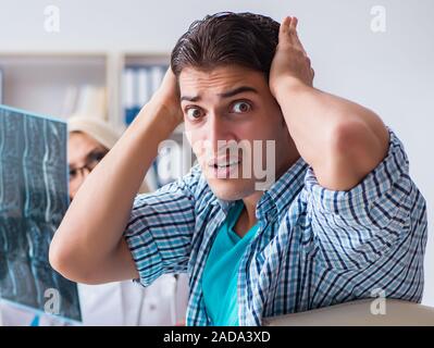 Doctor examining x-ray images de patient Banque D'Images