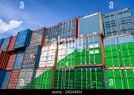 Le drapeau national de Djibouti sur un grand nombre de récipients métalliques pour le stockage de marchandises en lignes empilées les unes sur les autres. Conception de stockage de Banque D'Images