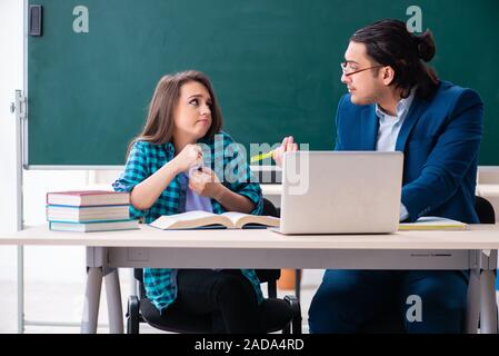 Beau jeune professeur et élève en classe Banque D'Images