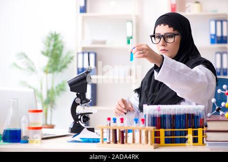 Femme en hijab chimiste dans le laboratoire Banque D'Images