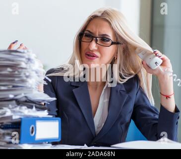 Busy Businesswoman at desk Banque D'Images