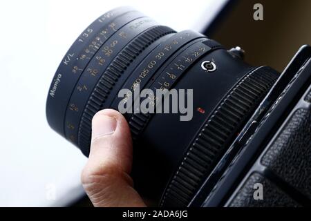 Antipolo City, Philippines - 30 novembre 2019 : Ouverture et vitesse de la bague sur l'objectif d'un vieux film de format moyen et vintage camera Banque D'Images