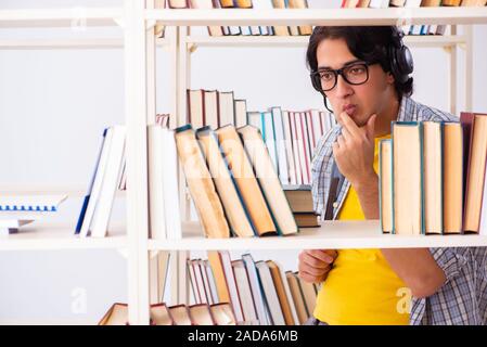 La préparation aux examens d'étudiants masculins à bibliothèque Banque D'Images