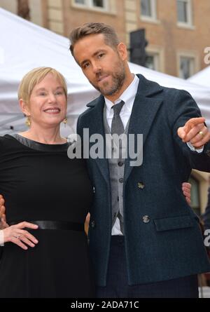 L'acteur Ryan Reynolds & Reynolds mère Tammy au Hollywood Walk of Fame Star Cérémonie à l'acteur Ryan Reynolds. Los Angeles, CA. Le 15 décembre 2016 © 2016 Paul Smith / Featureflash Banque D'Images