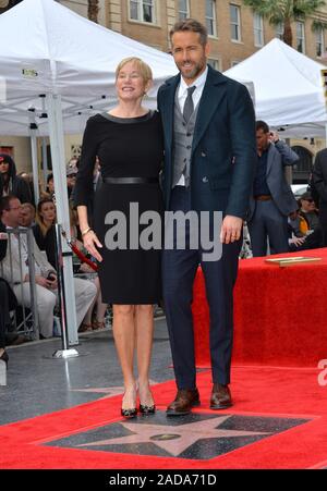 L'acteur Ryan Reynolds & Reynolds mère Tammy au Hollywood Walk of Fame Star Cérémonie à l'acteur Ryan Reynolds. Los Angeles, CA. Le 15 décembre 2016 © 2016 Paul Smith / Featureflash Banque D'Images