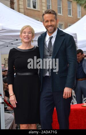 L'acteur Ryan Reynolds & Reynolds mère Tammy au Hollywood Walk of Fame Star Cérémonie à l'acteur Ryan Reynolds. Los Angeles, CA. Le 15 décembre 2016 © 2016 Paul Smith / Featureflash Banque D'Images