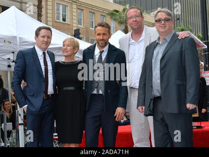 L'acteur Ryan Reynolds & mère Tammy Reynolds & Frères à l'Hollywood Walk of Fame Star Cérémonie à l'acteur Ryan Reynolds. Los Angeles, CA. Le 15 décembre 2016 © 2016 Paul Smith / Featureflash Banque D'Images