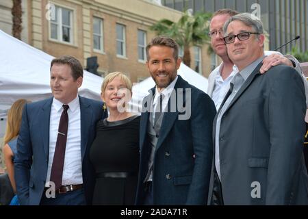 L'acteur Ryan Reynolds & mère Tammy Reynolds & Frères à l'Hollywood Walk of Fame Star Cérémonie à l'acteur Ryan Reynolds. Los Angeles, CA. Le 15 décembre 2016 © 2016 Paul Smith / Featureflash Banque D'Images