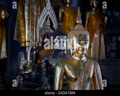 Ancienne statue de bouddha à l'intérieur de l'église, temple Uposatharam Uthai Thani, Thaïlande. Banque D'Images