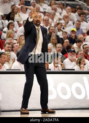 Louisville, États-Unis. 06Th Dec, 2019. L'entraîneur-chef Wolverine Michigan Juwan Howard réagit à ses équipes jouent contre le Louisville Cardinals durant la seconde moitié du jeu sur KFY Yum ! Dans le centre de Louisville, Kentucky, le 3 décembre 2019. Photo de John Sommers II /Crédit : UPI UPI/Alamy Live News Banque D'Images