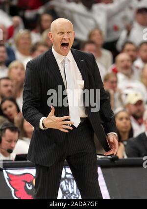 Louisville, États-Unis. 06Th Dec, 2019. Louisville Cardinals entraîneur en chef Chris Mack réagit à ses équipes jouent contre le Michigan Wolverineduring la première moitié de jouer à KFY Yum ! Dans le centre de Louisville, Kentucky, le 3 décembre 2019. Photo de John Sommers II /Crédit : UPI UPI/Alamy Live News Banque D'Images