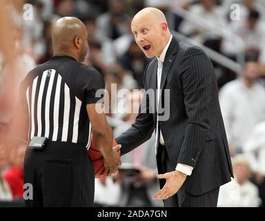 Louisville, États-Unis. 06Th Dec, 2019. Louisville Cardinals entraîneur en chef Chris Mack réagit à un appel par les fonctionnaires au cours de jouer contre le Michigan Wolverine au cours de la première moitié du jeu sur KFY Yum ! Dans le centre de Louisville, Kentucky, le 3 décembre 2019. Photo de John Sommers II /Crédit : UPI UPI/Alamy Live News Banque D'Images