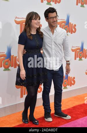 LOS ANGELES, CA. 23 octobre 2016 : l'actrice Zooey Deschanel & mari Jacob Pechenik au Los Angeles premiere de 'Trolls' au Regency Village Theatre, Westwood. © 2016 Paul Smith / Featureflash Banque D'Images