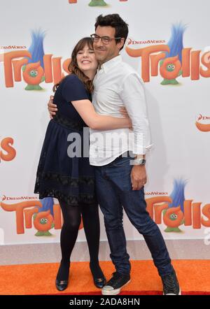 LOS ANGELES, CA. 23 octobre 2016 : l'actrice Zooey Deschanel & mari Jacob Pechenik au Los Angeles premiere de 'Trolls' au Regency Village Theatre, Westwood. © 2016 Paul Smith / Featureflash Banque D'Images