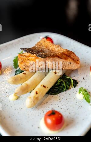Saumon grillé aux asperges blanches Banque D'Images