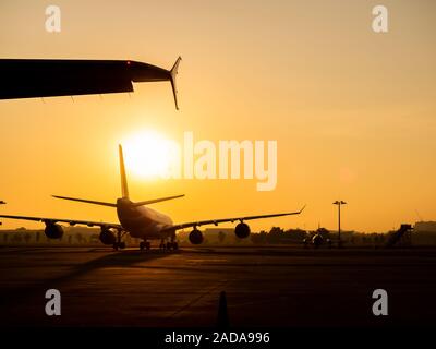 Bangkok, Thaïlande - 16 novembre 2019 : Avion de ligne gratuit sur le coucher du soleil dans l'aéroport Don Muang Bangkok, Thaïlande. Banque D'Images