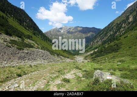 Randonnée à travers le Grastal à la marque près de 57, de l'Ötztal, Autriche Banque D'Images