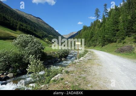 Sentier de randonnée le long du magnifique ruisseau de montagne près de Niederthai, Ötztal, Autriche Banque D'Images