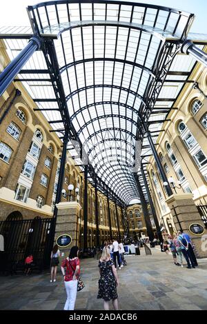 Hay's Galleria est un ancien entrepôt converti en un centre commercial moderne et complexe de bureaux près de la Tamise à Londres, en Angleterre. Banque D'Images