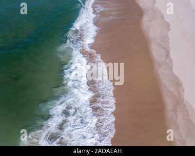 Drone photo de vagues frapper la plage. Banque D'Images
