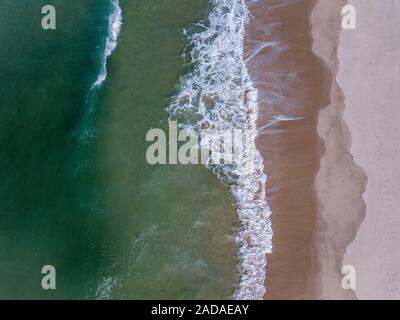 Drone photo de vagues frapper la plage. Banque D'Images