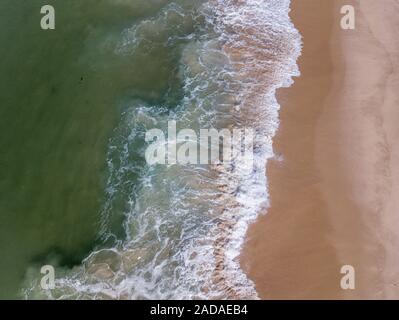 Drone photo de vagues frapper la plage. Banque D'Images