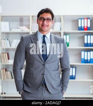 Jeune homme d'affaires travaillant dans le bureau Banque D'Images