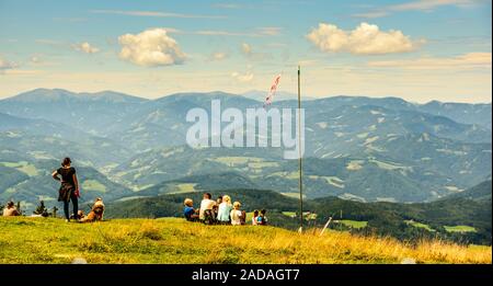 Famille et femme avec chien bénéficiant d'avis sur les montagnes d'Schockl à Graz, Autriche Banque D'Images