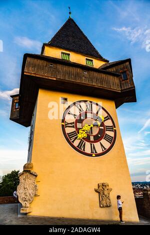 Voir au tour de l'horloge Uhrturm à colline du Schlossberg. Banque D'Images