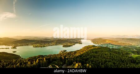 Panorama montagne et lac à Worthersee Karnten Autriche site touristique Banque D'Images