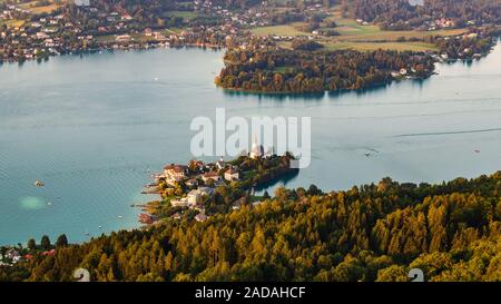 Panorama montagne et lac à Worthersee Karnten Autriche site touristique Banque D'Images