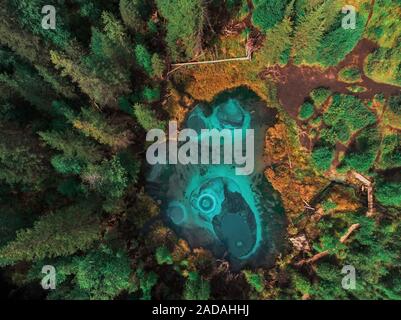 Geyser (bleu, argent) Lake avec des sources thermales Banque D'Images