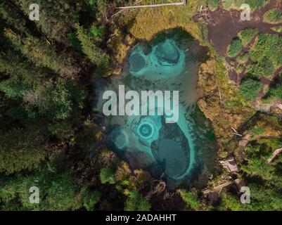 Geyser (bleu, argent) Lake avec des sources thermales Banque D'Images